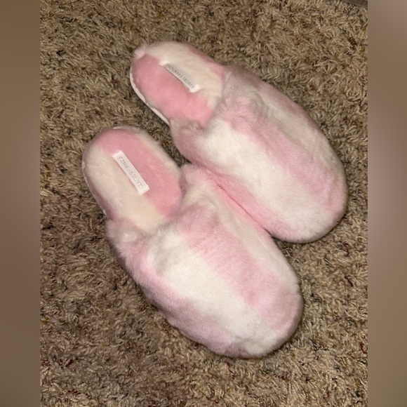 Slippers pink and white Victoria’s Secret soft fuzzy slippers size medium 💕 - Picture 4 of 7